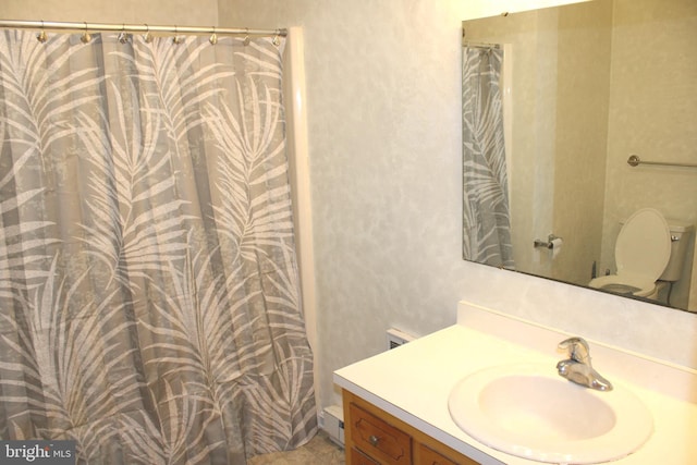 full bath with vanity, a shower with shower curtain, and toilet