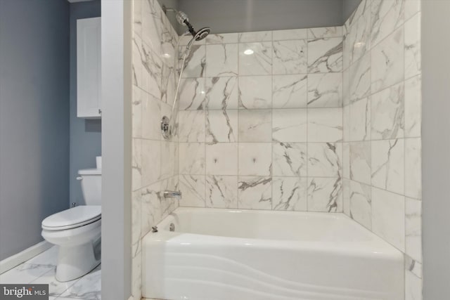 bathroom with tiled shower / bath and toilet