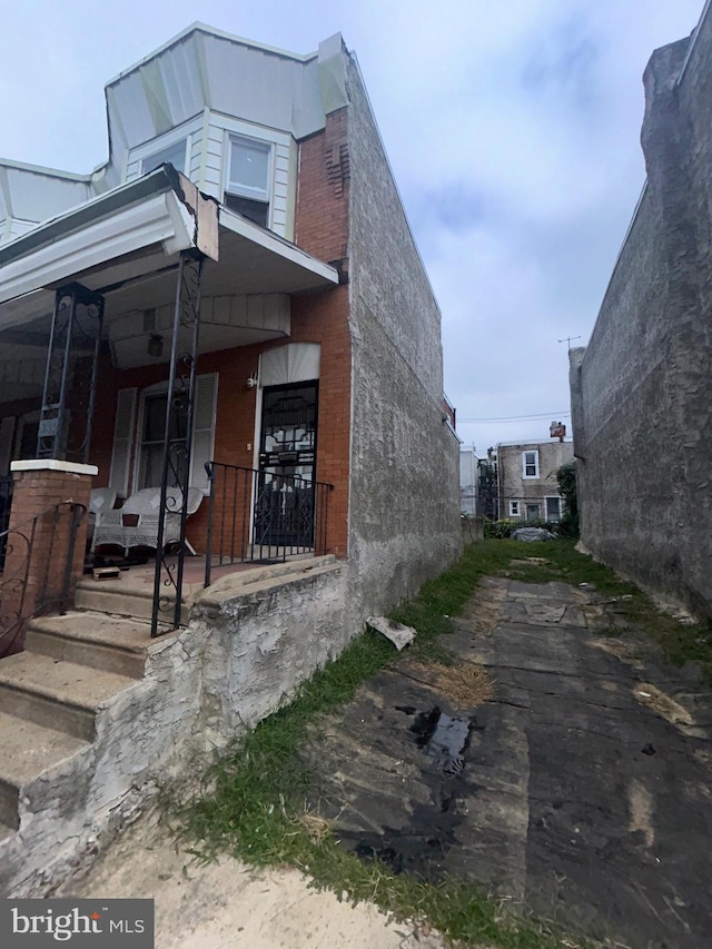 property entrance featuring a porch