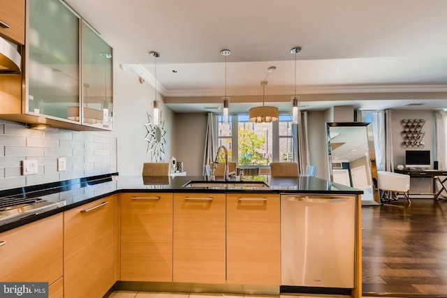 kitchen featuring a sink, backsplash, wood finished floors, a peninsula, and dishwasher