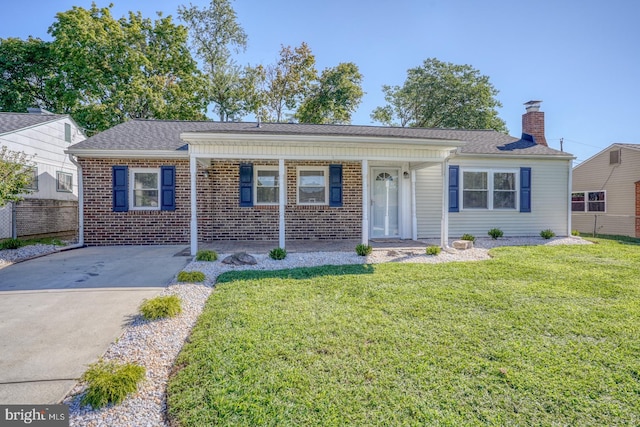 single story home featuring a porch and a front yard