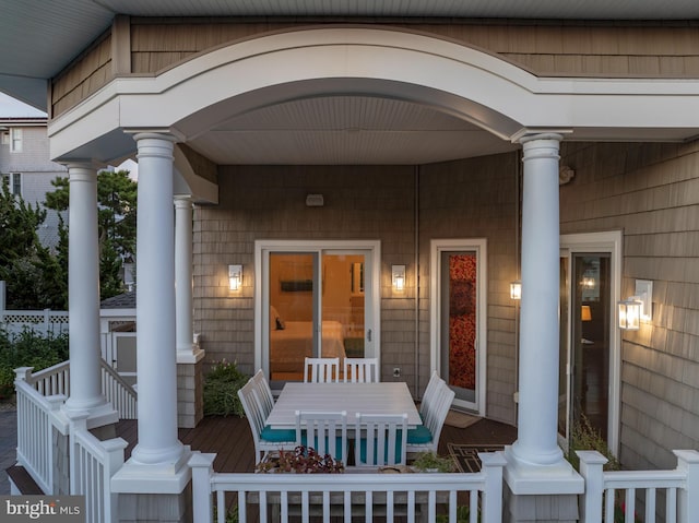 property entrance featuring a porch