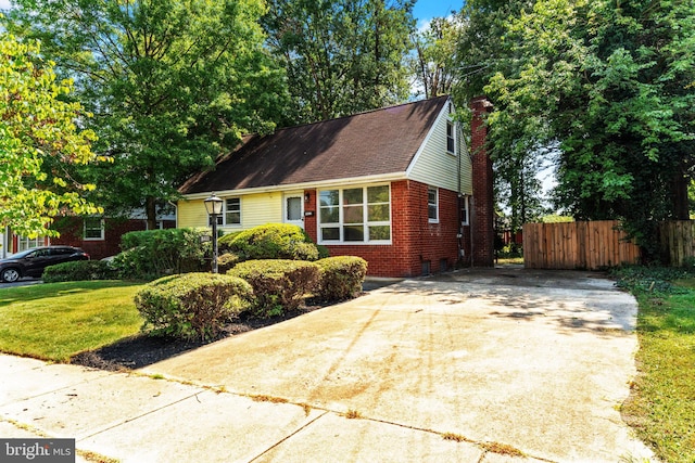 view of front of home featuring a front lawn