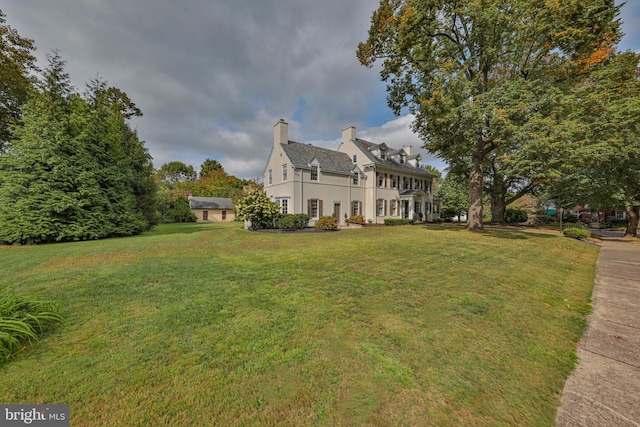 view of front of house featuring a front yard