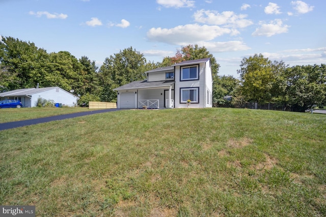 view of front facade featuring a front lawn