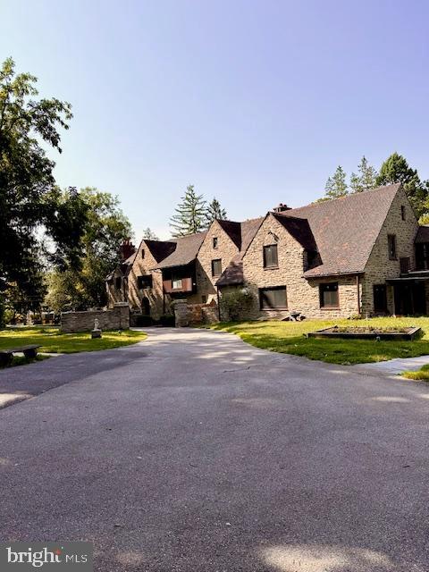 view of front facade with a front yard