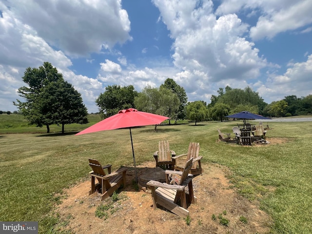 view of yard featuring a fire pit