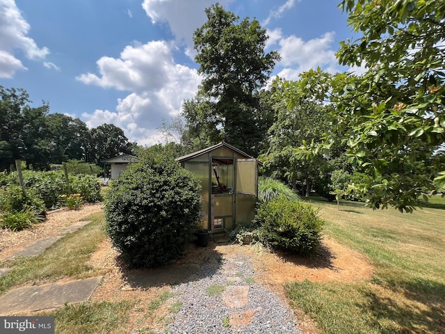 view of yard with a shed