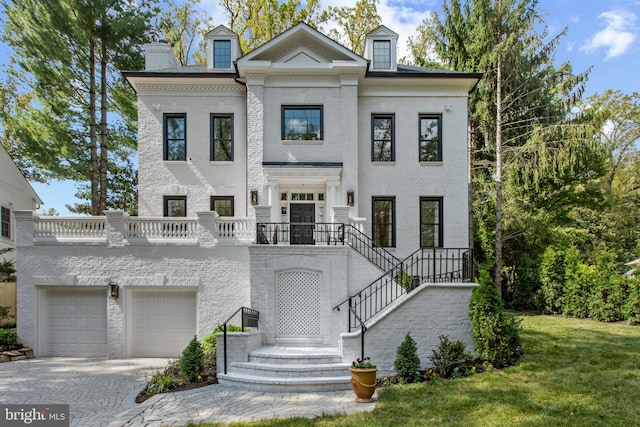 view of front facade featuring a garage and a front lawn