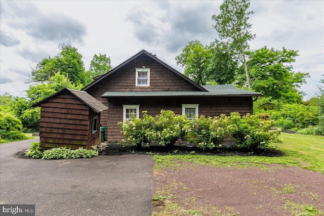 view of front of home with a front yard