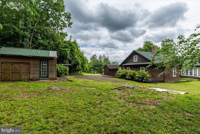 view of yard with a storage shed