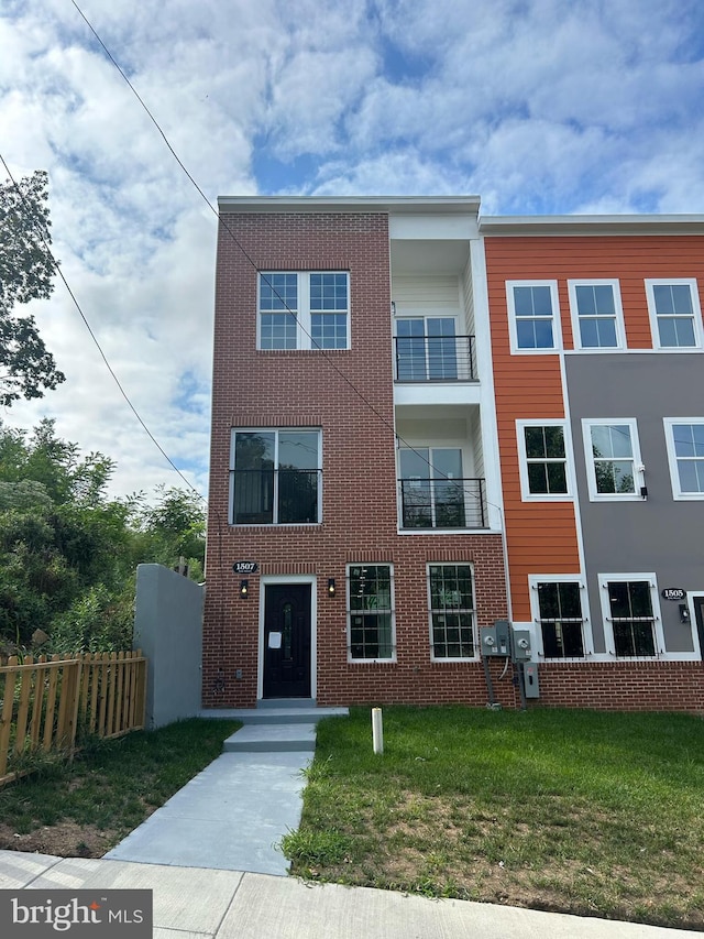 view of front of property featuring a front lawn