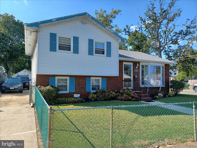 tri-level home featuring a front yard