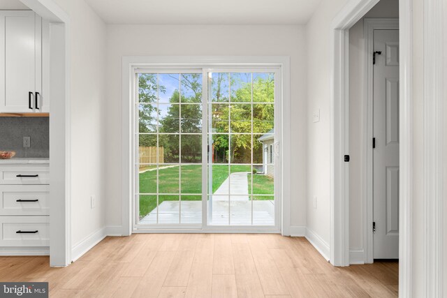 empty room featuring ceiling fan