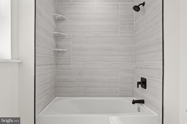 bathroom featuring tiled shower / bath