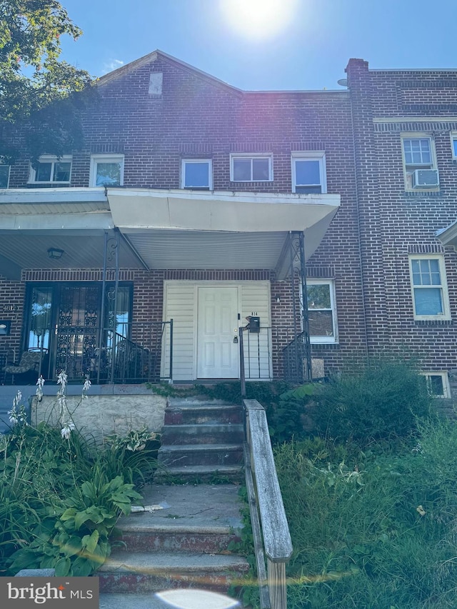 townhome / multi-family property featuring covered porch