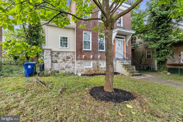 view of front of property with a front lawn