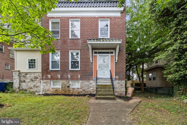 view of front facade featuring a front lawn