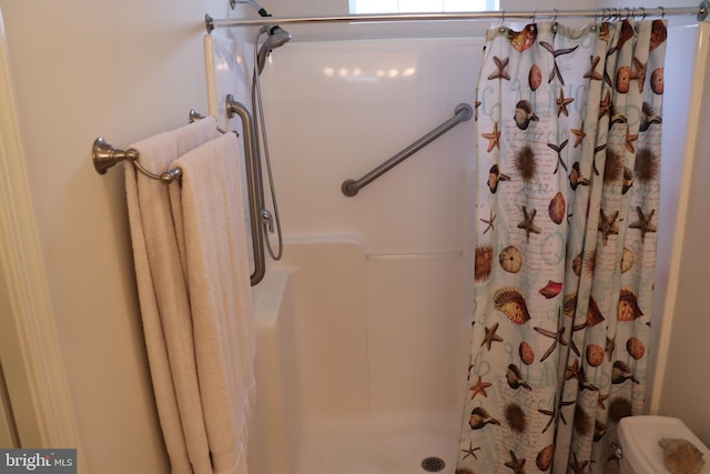 full bathroom with curtained shower and toilet