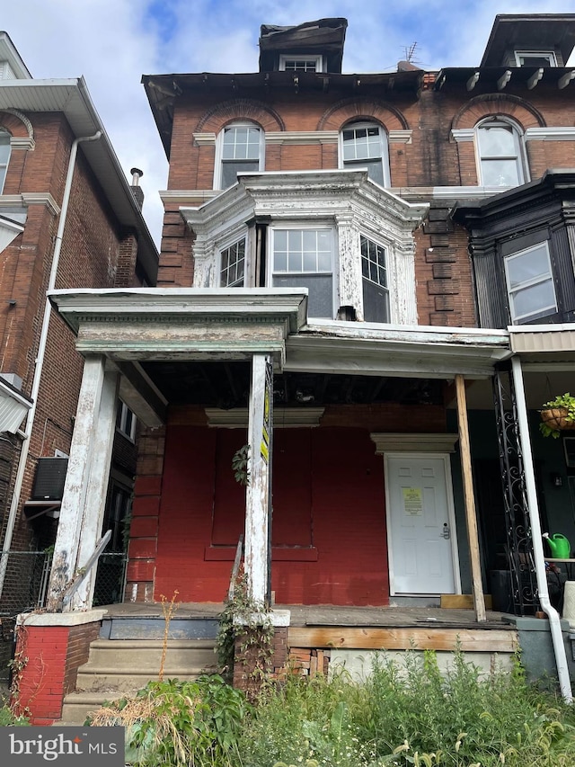 view of front of property featuring a porch