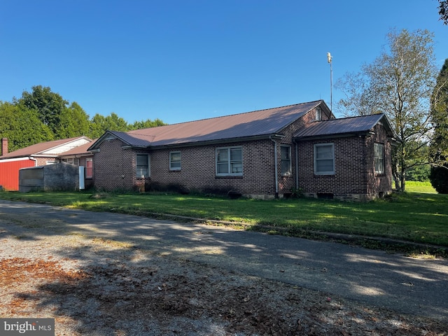 single story home with a front yard