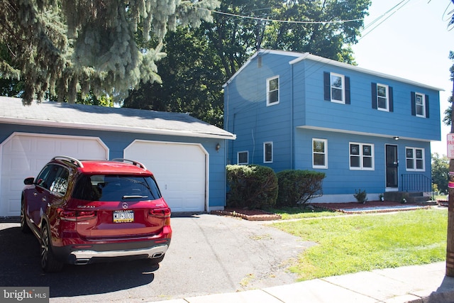 view of front of home featuring a garage and a front yard