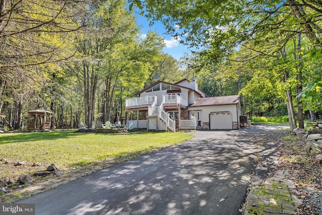 view of front of property with a front yard