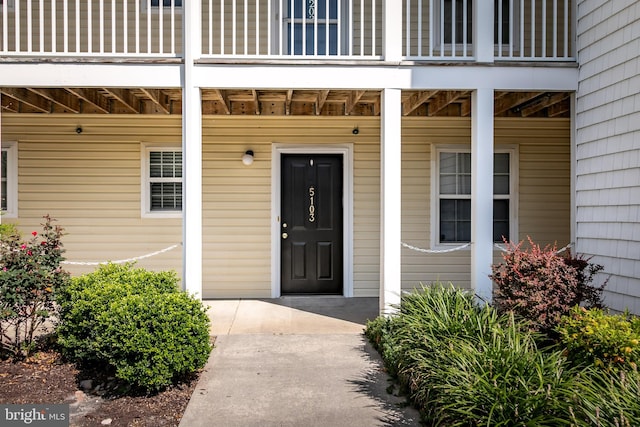 entrance to property featuring a balcony