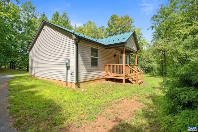 back of house featuring a yard