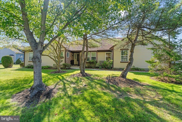 view of front of property featuring a front lawn