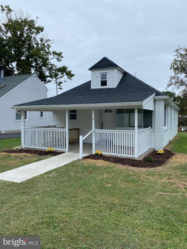 view of front facade featuring a front yard and covered porch