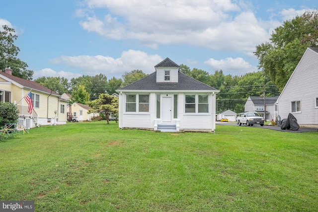 back of house featuring a lawn