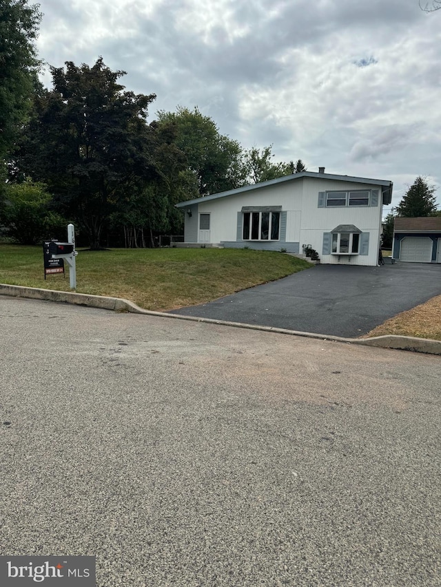 view of front facade featuring a garage and a front yard