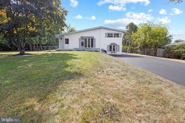 view of front of house with a front lawn