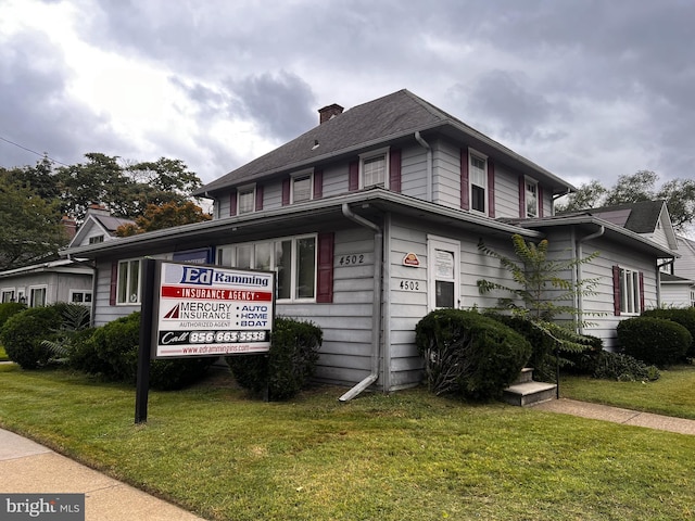 view of front of home featuring a front lawn