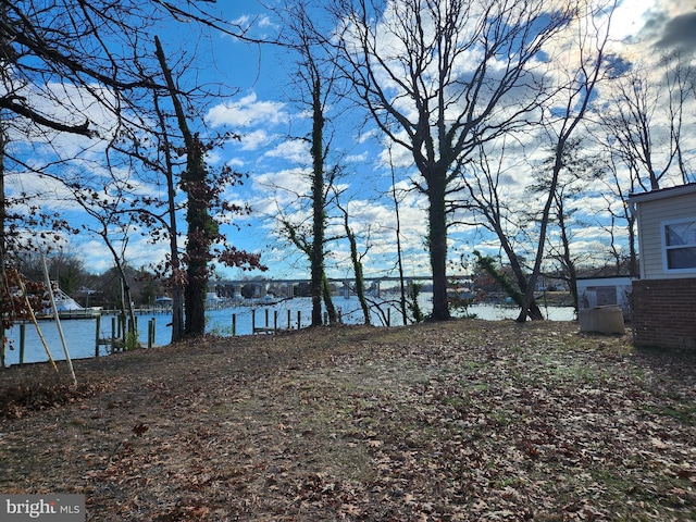 view of yard featuring a water view