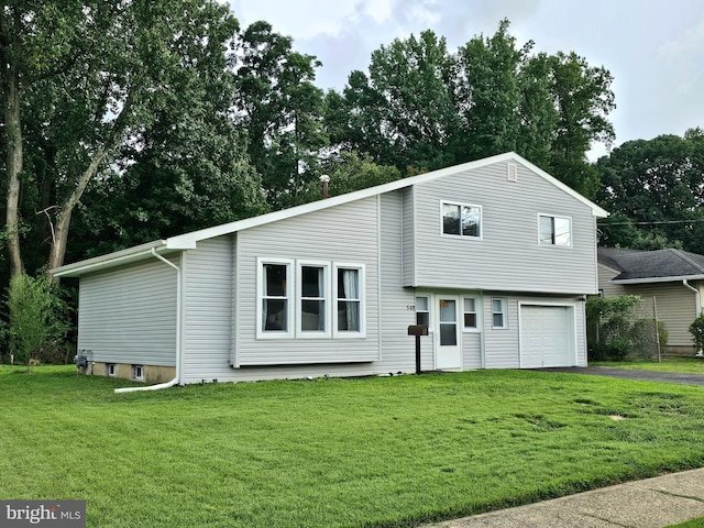 view of front of house featuring a front lawn and a garage