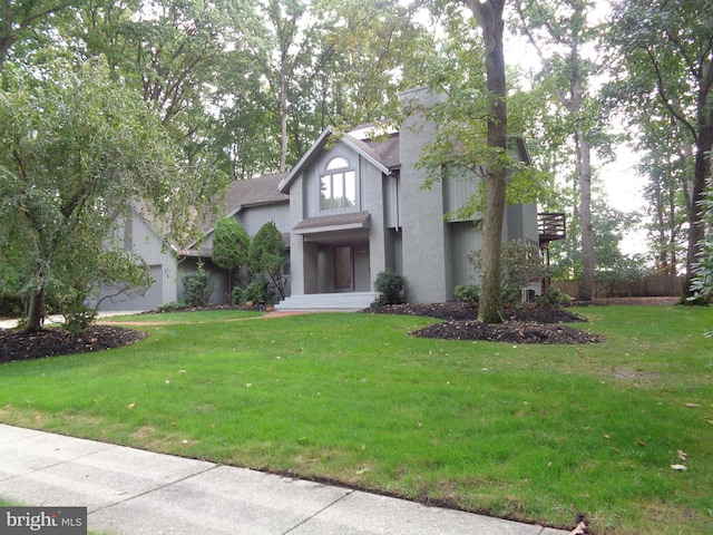 view of front of property featuring a front lawn