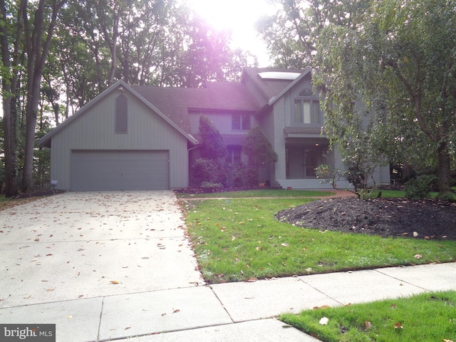 view of front facade featuring a front lawn and a garage