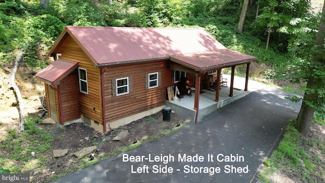 view of front of property featuring a carport