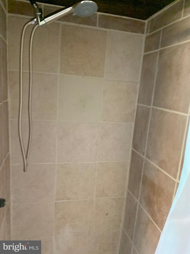 details with a tile shower