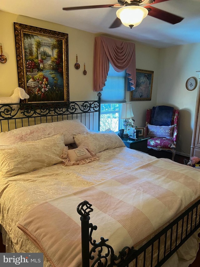 bedroom with ceiling fan