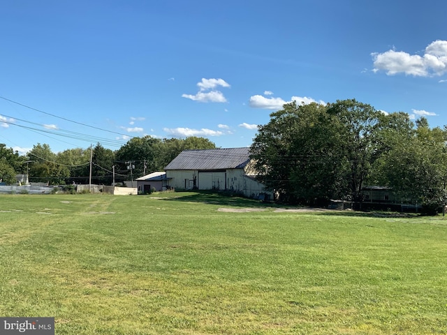 view of yard featuring a detached garage