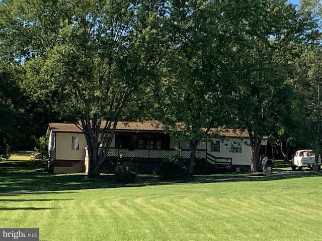 view of front of house featuring a front lawn