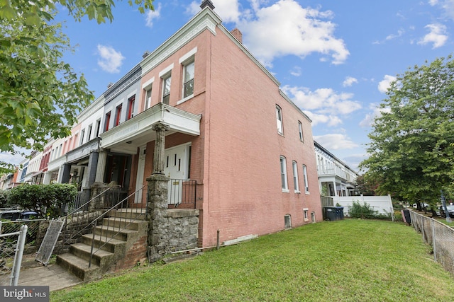 view of front of home featuring a front yard