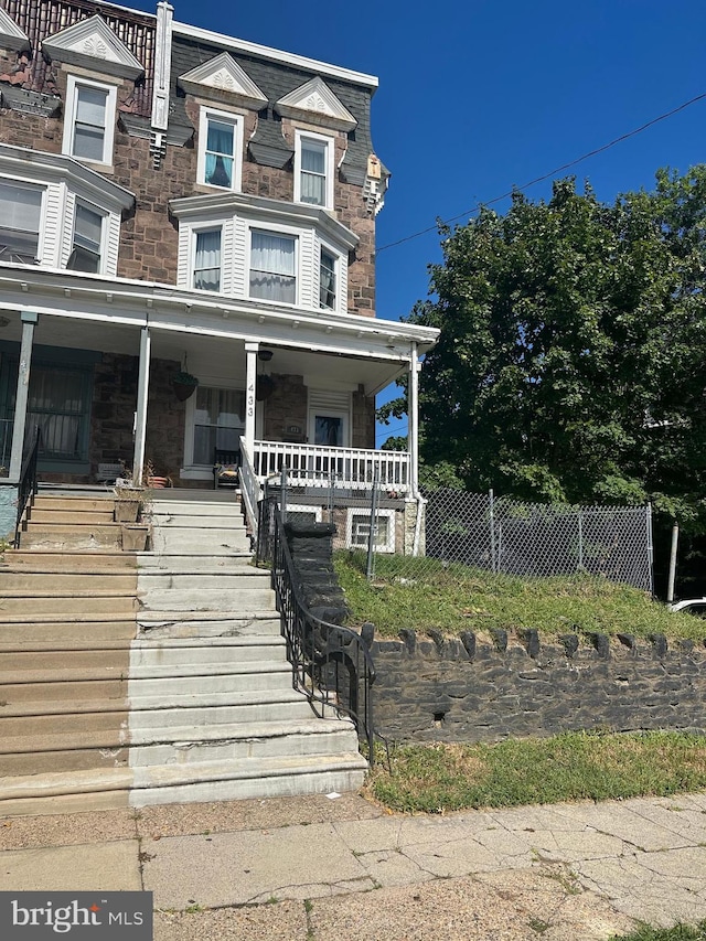 view of front of property featuring a porch