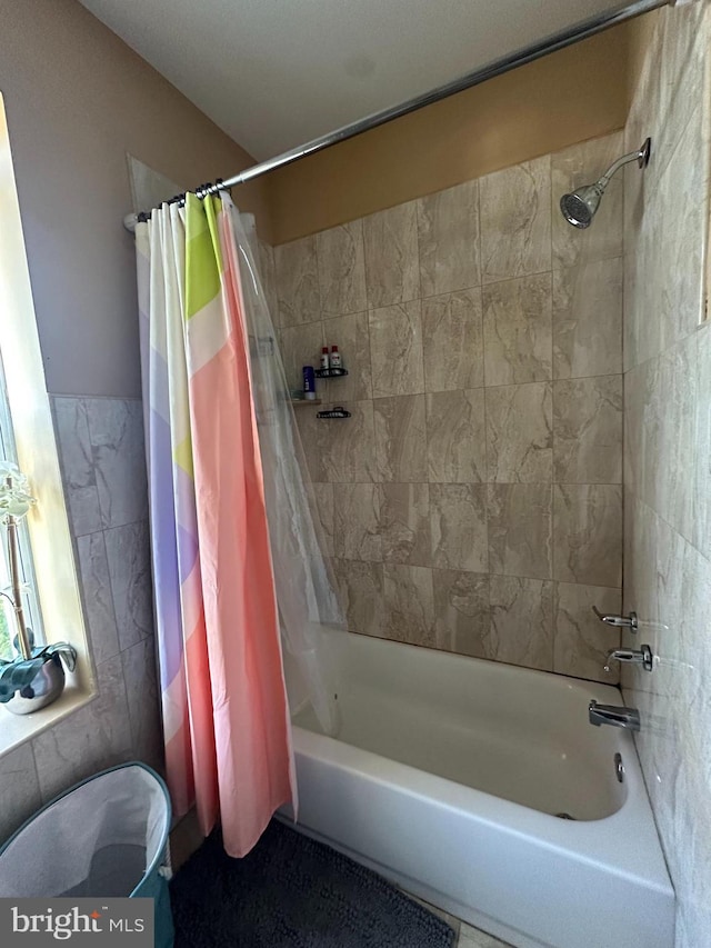 bathroom featuring shower / bath combo