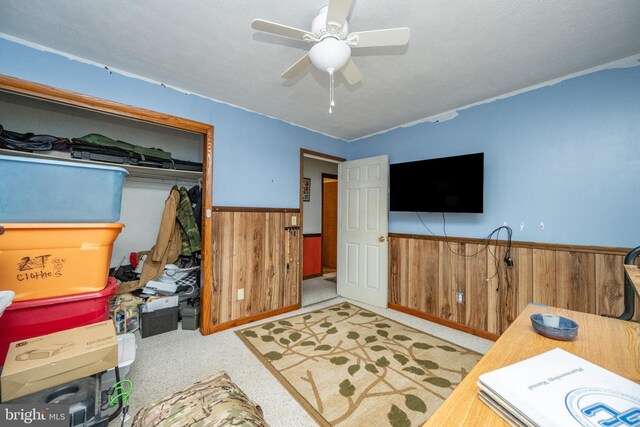 dining area featuring ceiling fan, light colored carpet, and a textured ceiling