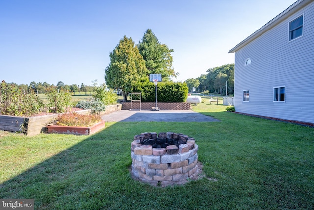 view of yard with a patio area