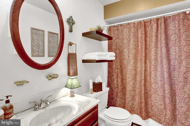 bathroom with curtained shower, toilet, and vanity